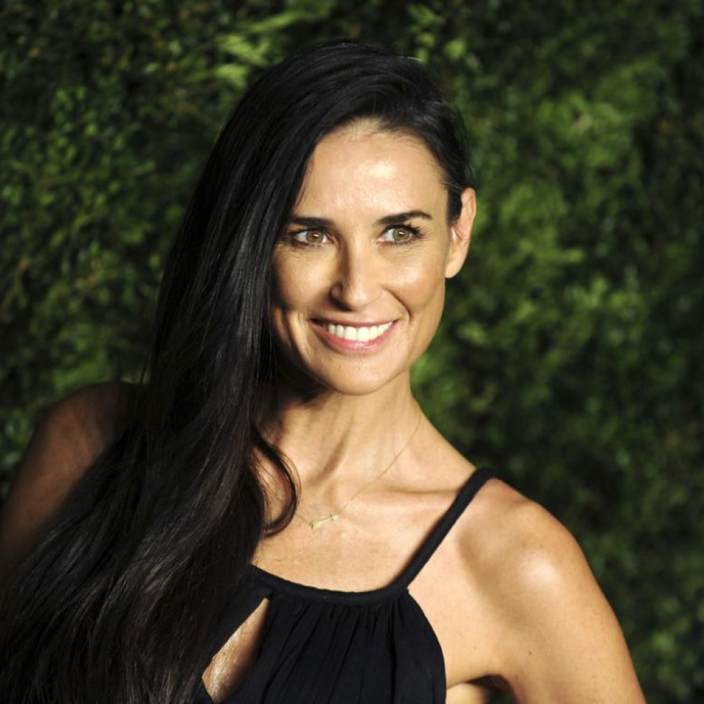 Η Demi Moore εντυπωσιάζει με τη throwback φωτογραφία της, φορώντας ημιδιάφανη γαλάζια τουαλέτα