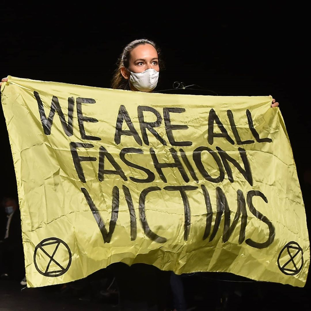 Ακτιβίστρια της Extinction Rebellion ανέβηκε στην πασαρέλα και διαμαρτυρήθηκε στο show Dior 