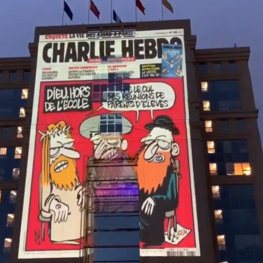 Ο Emmanuel Macron ενάντια στον φανατισμό: Αναρτήθηκαν σκίτσα του Charlie Hebdo σε κυβερνητικά κτίρια