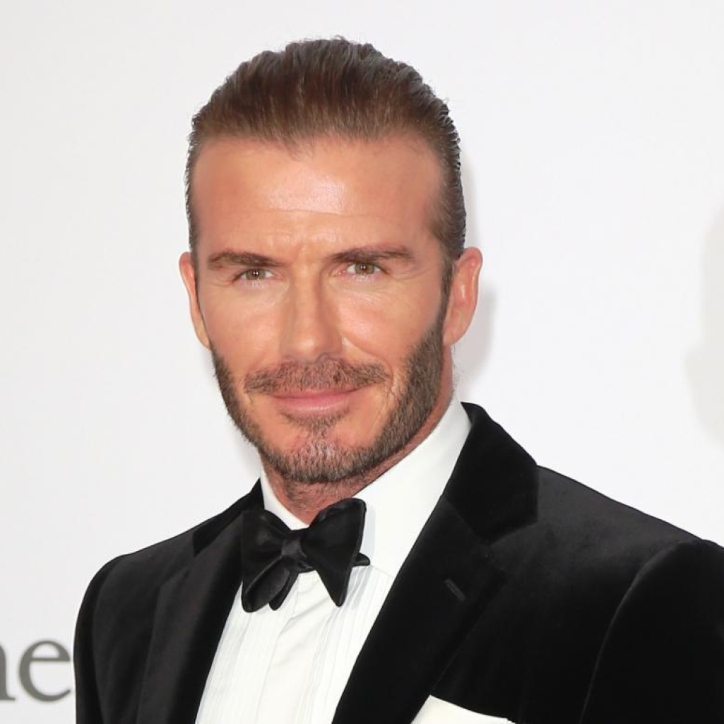 Ο David Beckham χαλαρώνει στον καναπέ του σπιτιού του φορώντας ροζ μεταξωτές πιτζάμες και η εικόνα γίνεται viral