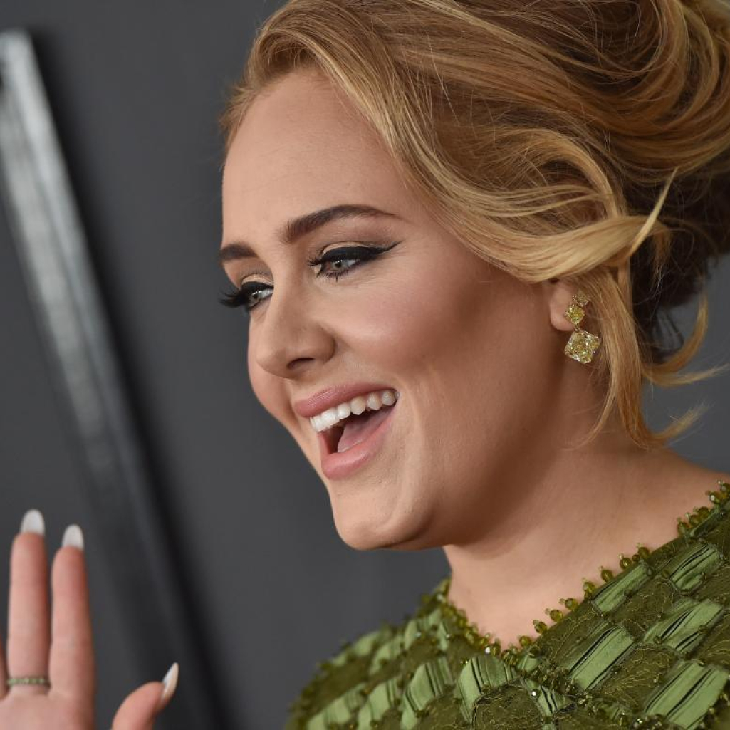 H εντυπωσιακή εμφάνιση της Adele με εφαρμοστό βελούδινο φόρεμα στο trailer της νέας της εκπομπής