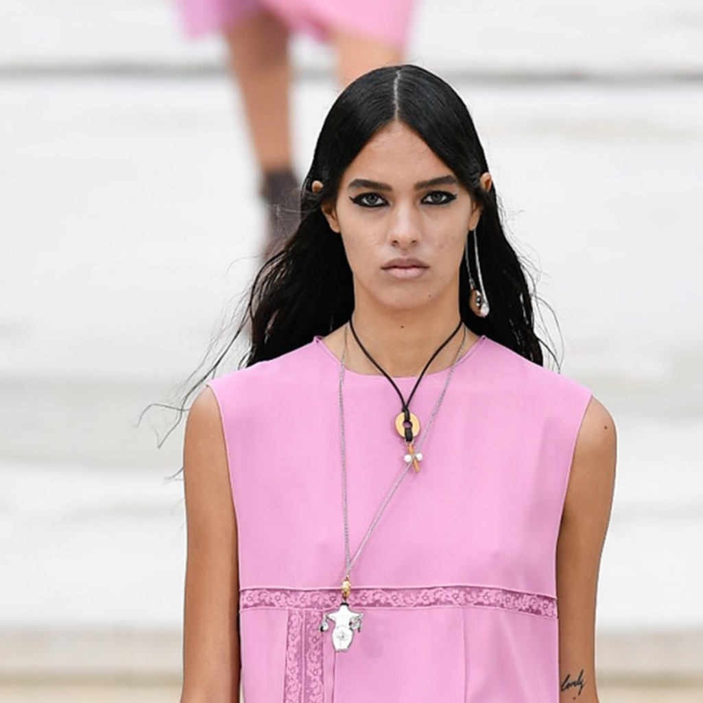 Ο οίκος Chloé επαναπροσδιορίζει το parisian chic μέσα από την ανοιξιάτικη συλλογή του