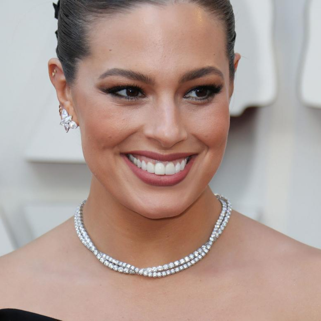 Η Ashley Graham μόλις ανέβασε τις ασκήσεις που κάνει καθημερινά για να ενδυναμώσει το σώμα της