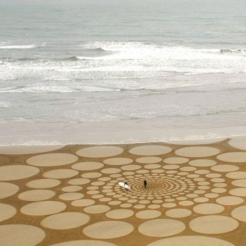 Εντυπωσιακά έργα τέχνης στην άμμο
