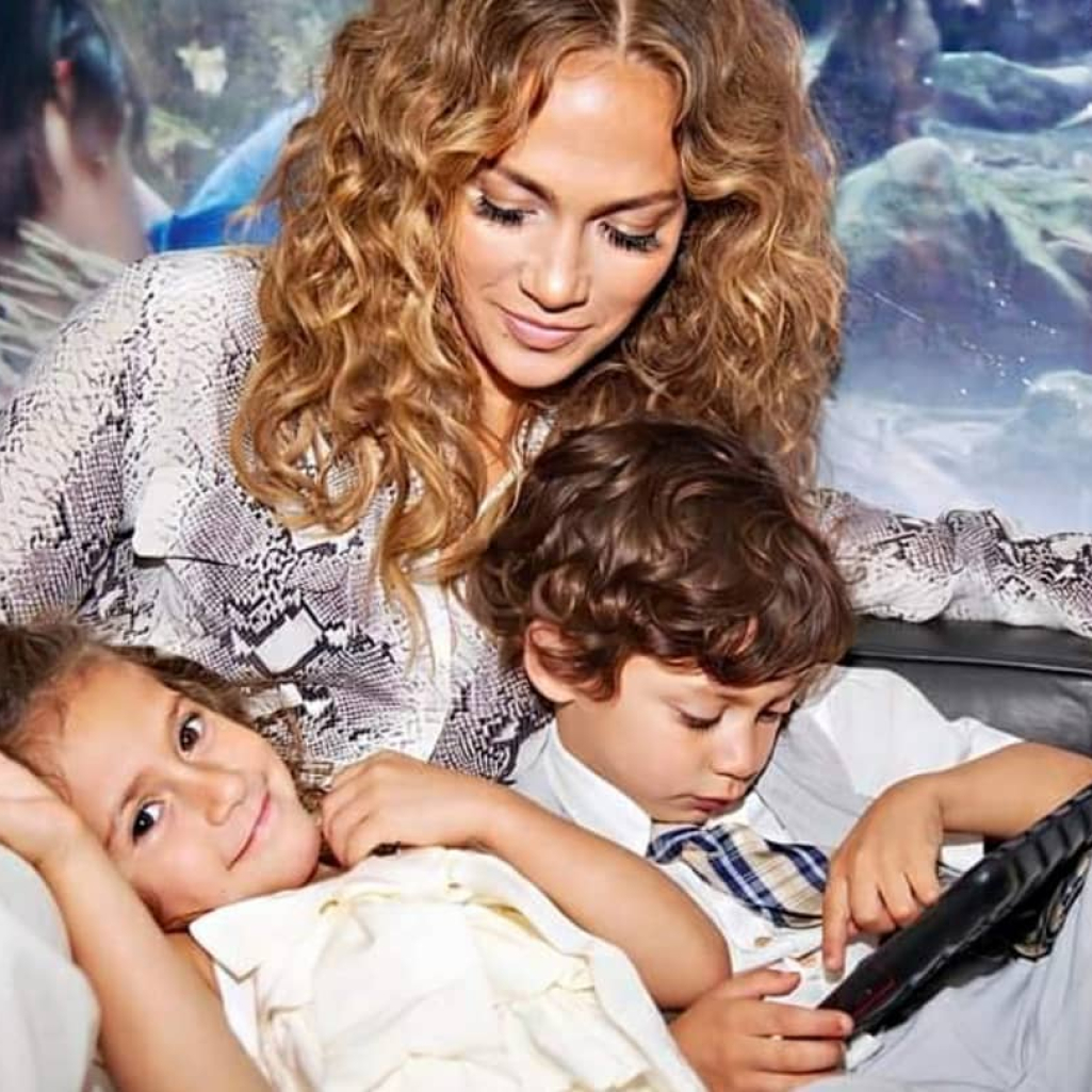 H Jennifer Lopez φωτογραφίζεται με τα παιδιά της στην εξοχή σε ένα post πολύ διαφορετικό απ' ότι έχουμε συνηθίσει