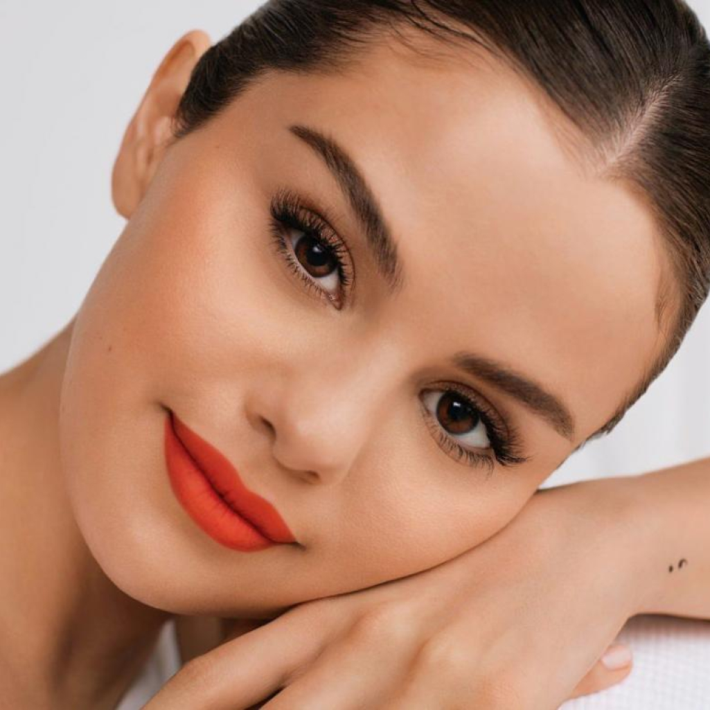 Η Selena Gomez μας δείχνει το αγαπημένο της φυσικό μακιγιάζ για τον χειμώνα