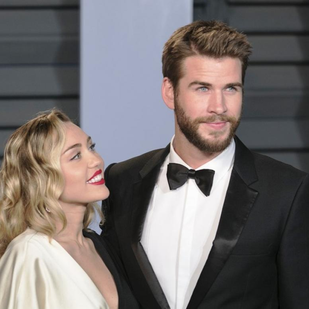 H Miley Cyrus εξομολογείται ότι δεν έκλαψε για το διαζύγιο με τον Liam Hemsworth 