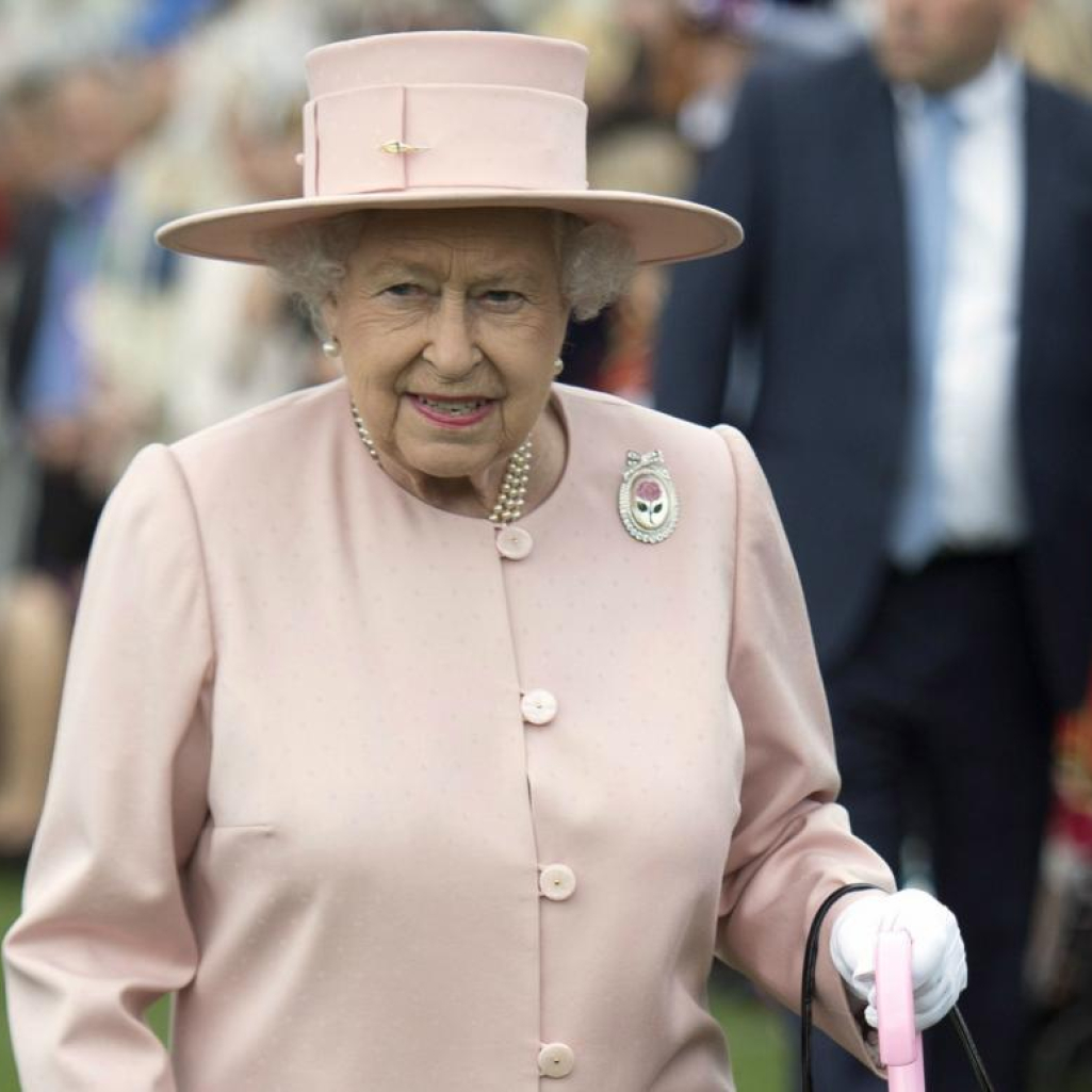 Η βασίλισσα Ελισάβετ εμφανίστηκε στην Κυριακή της Μνήμης για πρώτη φορά με μάσκα