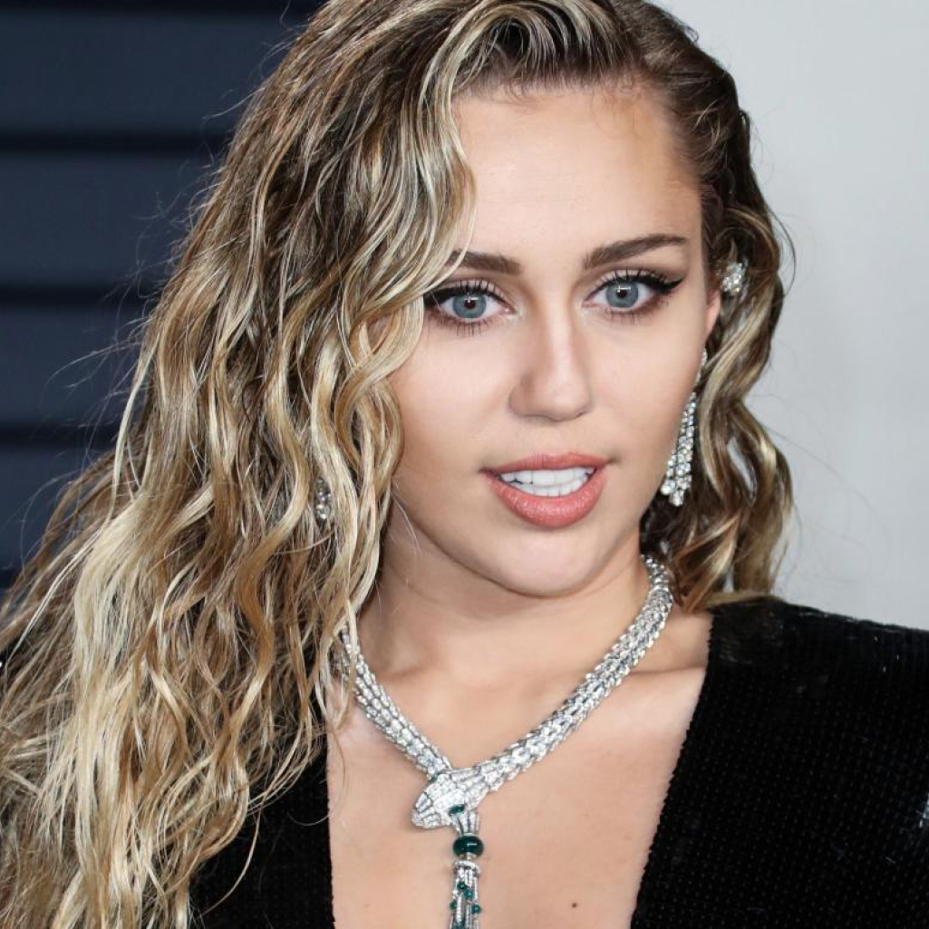 Η Miley Cyrus αποκαλύπτει πως υποτροπίασε μέσα στην καραντίνα αρχίζοντας ξανά το αλκοόλ: «Είμαι νηφάλια εδώ και δύο εβδομάδες»