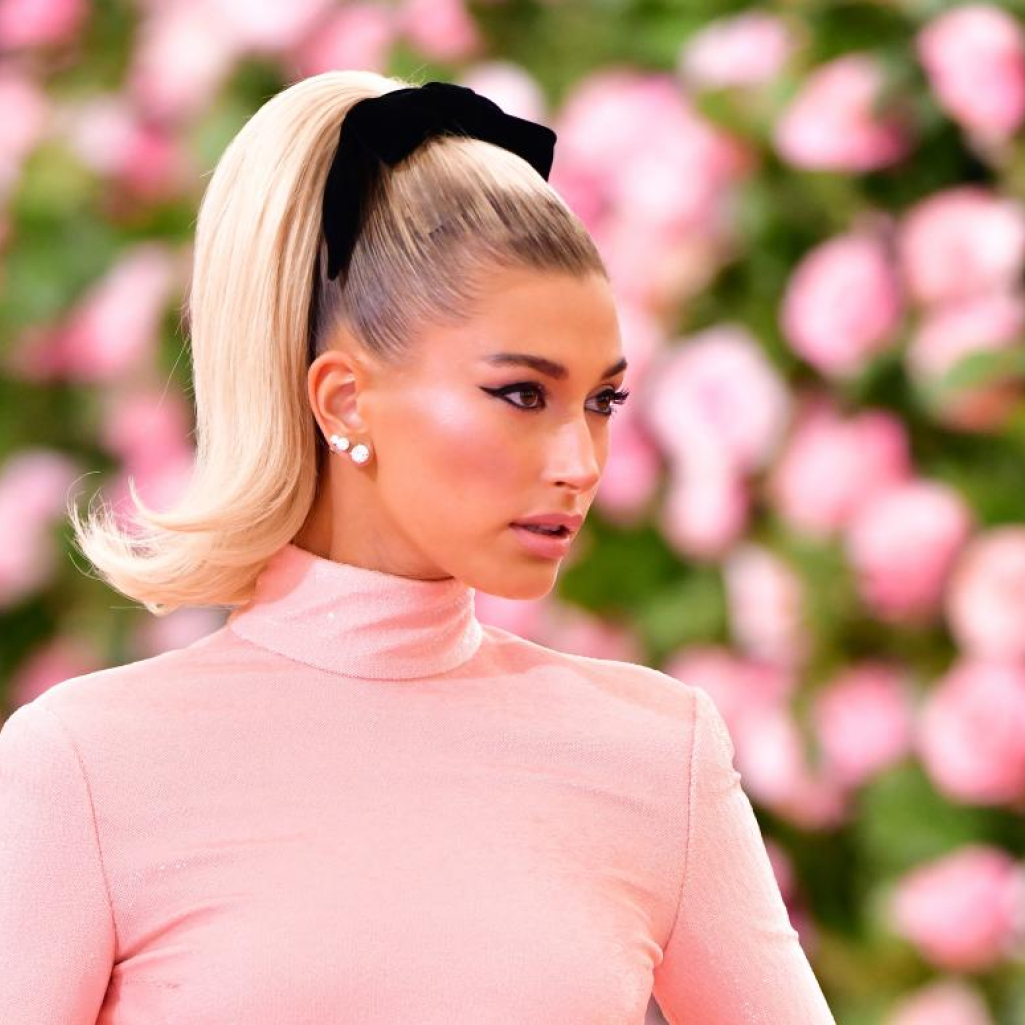 H Hailey Baldwin υιοθέτησε την ιδανική απόχρωση στα νύχια της για τον χειμώνα