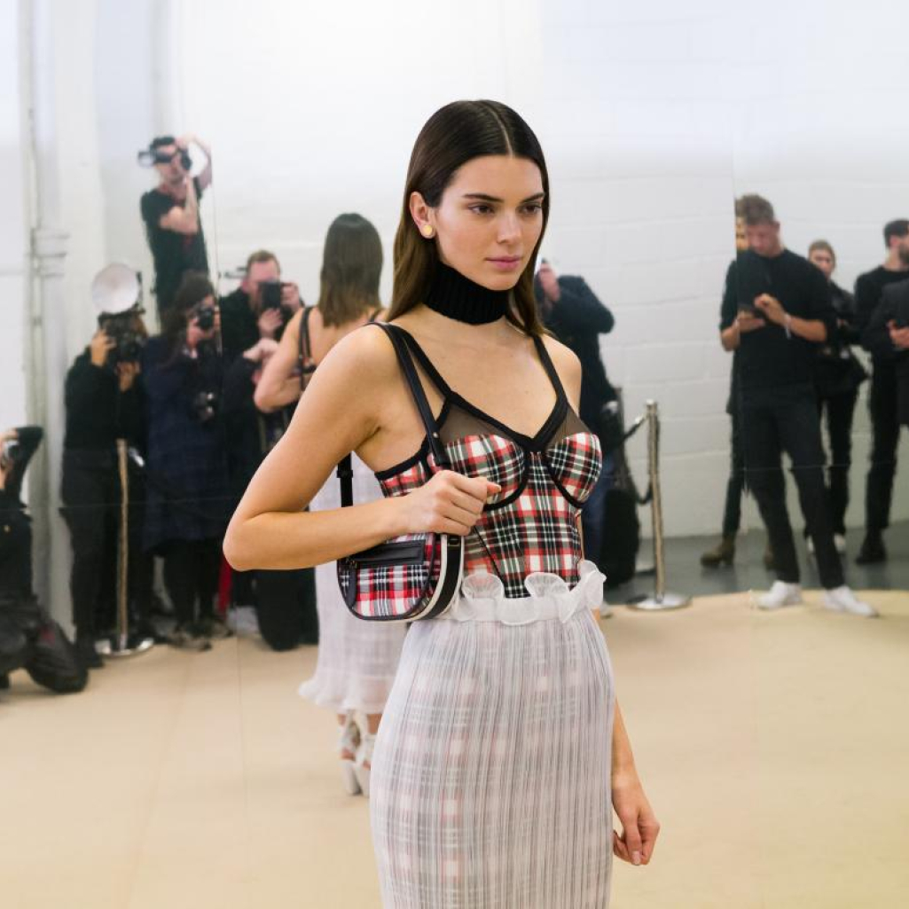 Η Kendall Jenner φόρεσε την πιο sophisticated τάση στα παντελόνια και μας έδωσε έμπνευση