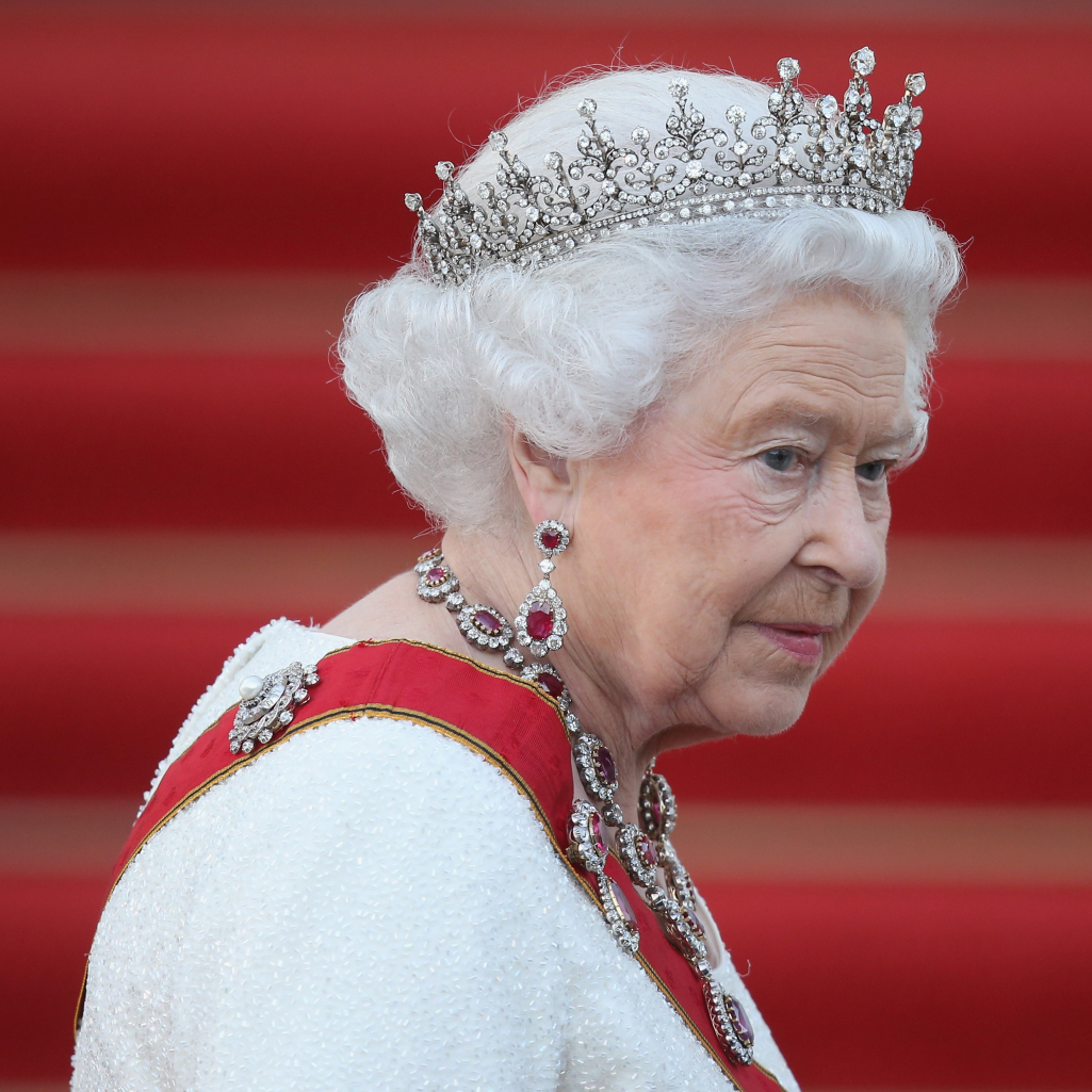 H Bασίλισσα Εlizabeth γίνεται "πλατινένια": Οι φήμες για παραίτηση