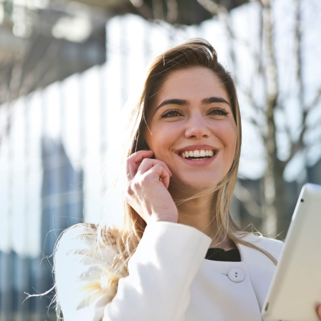 businesswoman-call-career-789822.jpg
