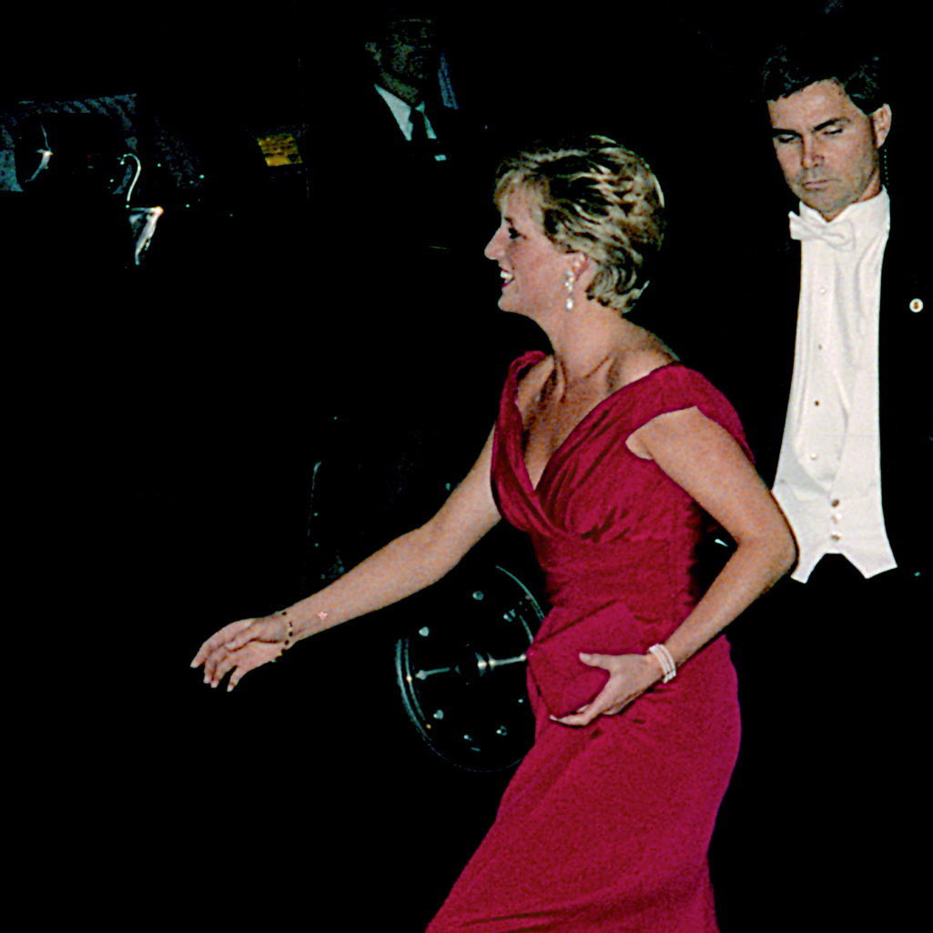 «Uptown Girl»: Όταν η πριγκίπισσα Diana ανέβηκε στη σκηνή της Όπερας το 1985 και χόρεψε για τον Κάρολο