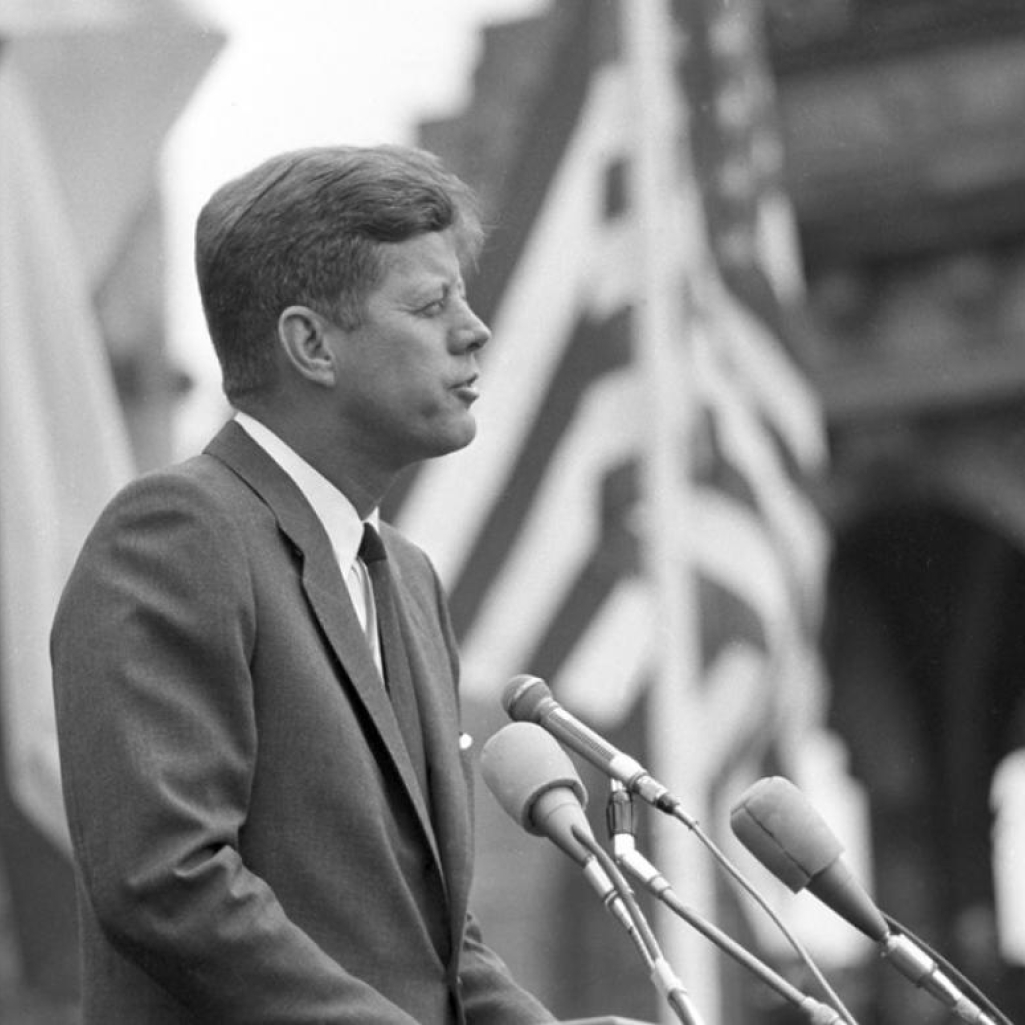 John F Kennedy: 57 χρόνια από τη στυγερή και πιο πολυσυζητημένη δολοφονία των ΗΠΑ