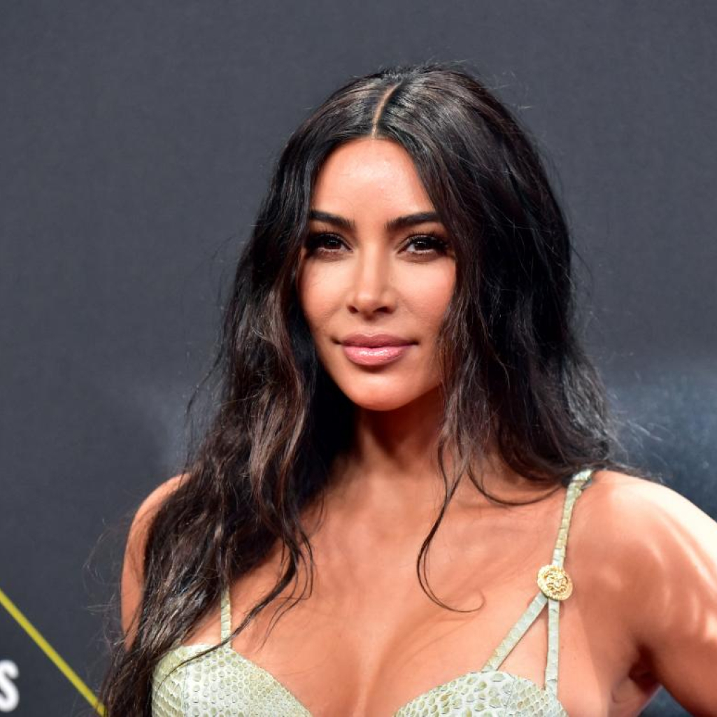 H Kim Kardashian σε ρόλο Άγιου Βασίλη: Μοιράζει λεφτά σε followers της στα social media