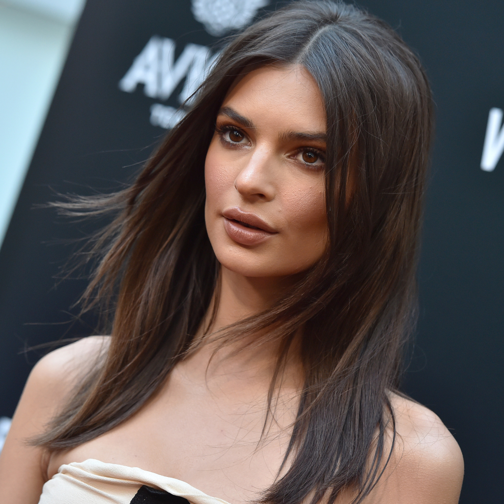 H Emily Ratajkowski ποζάρει ολόγυμνη στο ντους σε προχωρημένη εγκυμοσύνη