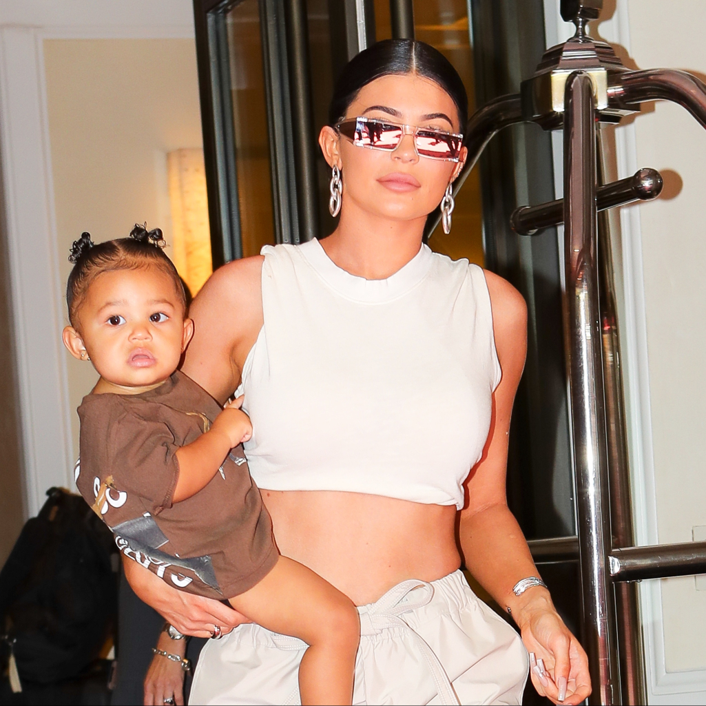 H Kylie Jenner μόλις ανέβασε μια αδημοσίευτη φωτογραφία της κόρης της και ενθουσίασε το Instagram