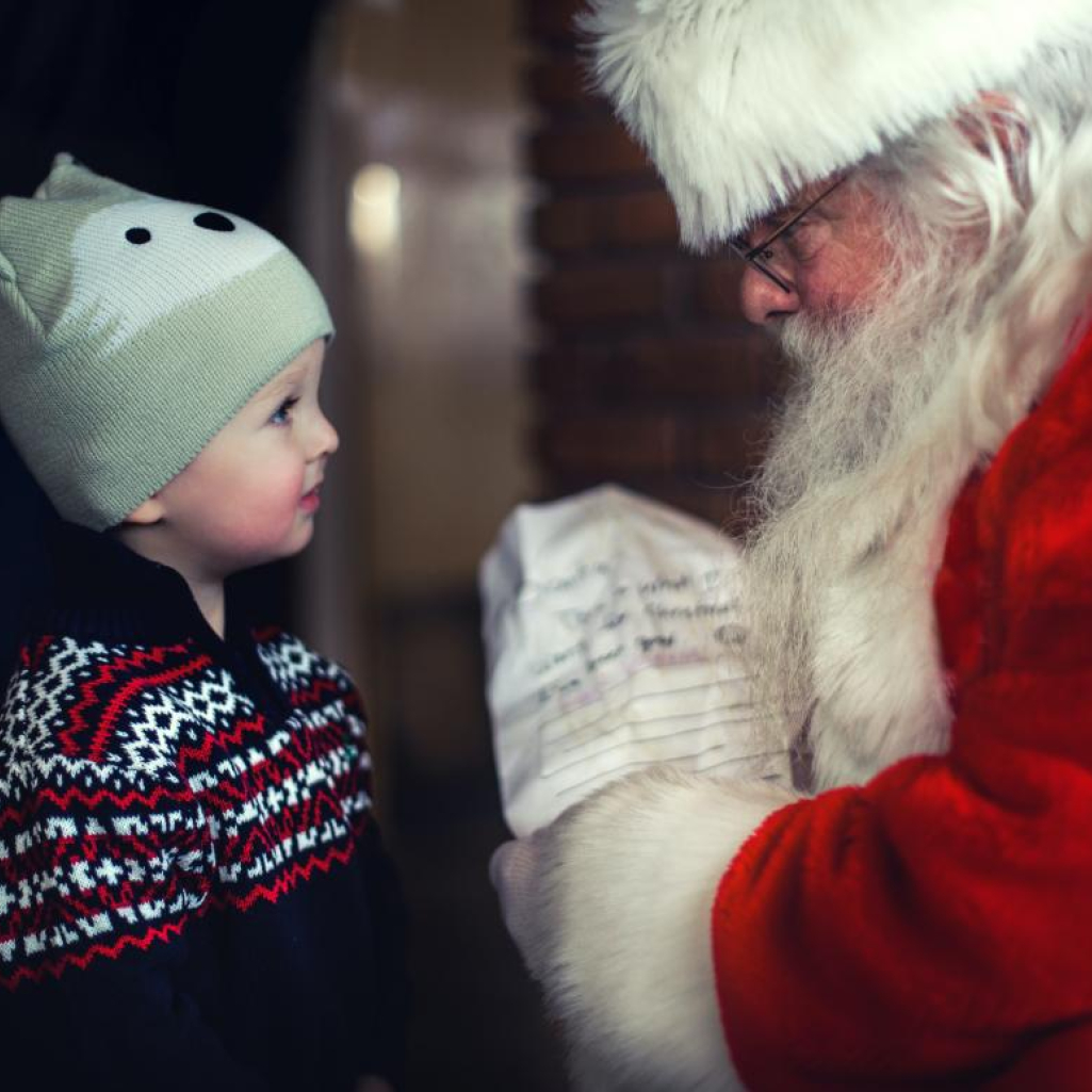 Ο ΠΟΥ διαβεβαιώνει: «Ο Άγιος Βασίλης θα μπορέσει να μοιράσει τα δώρα του και φέτος»