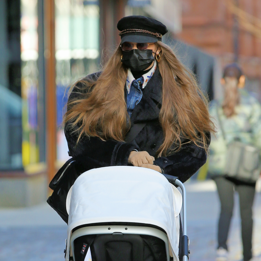 Τα "incognito" looks της Gigi Hadid: Mε σοφιστικέ παλτό στη βόλτα με την κόρη της