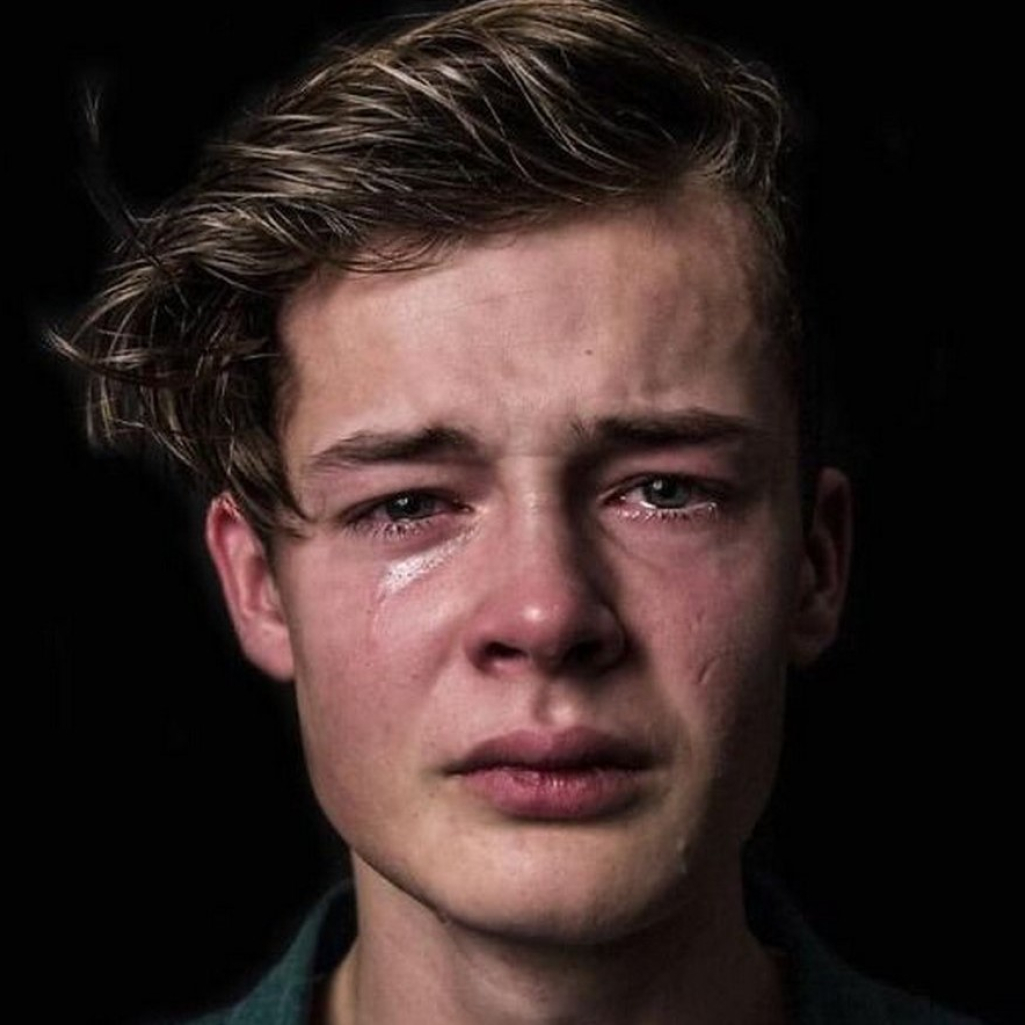 «Οι άνδρες κλαίνε και αυτό είναι ok»: Kαμπάνια καταρρίπτει κάθε στερεότυπο τοξικής αρρενωπότητας