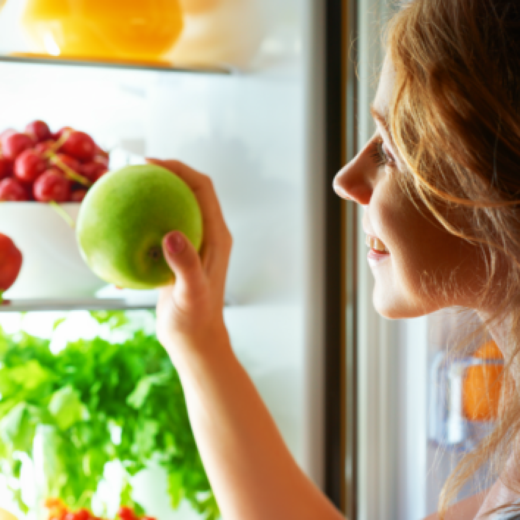 Το απίστευτο τρικ για να μην μουχλιάζουν τα φρούτα και τα λαχανικά σας εντός ψυγείου