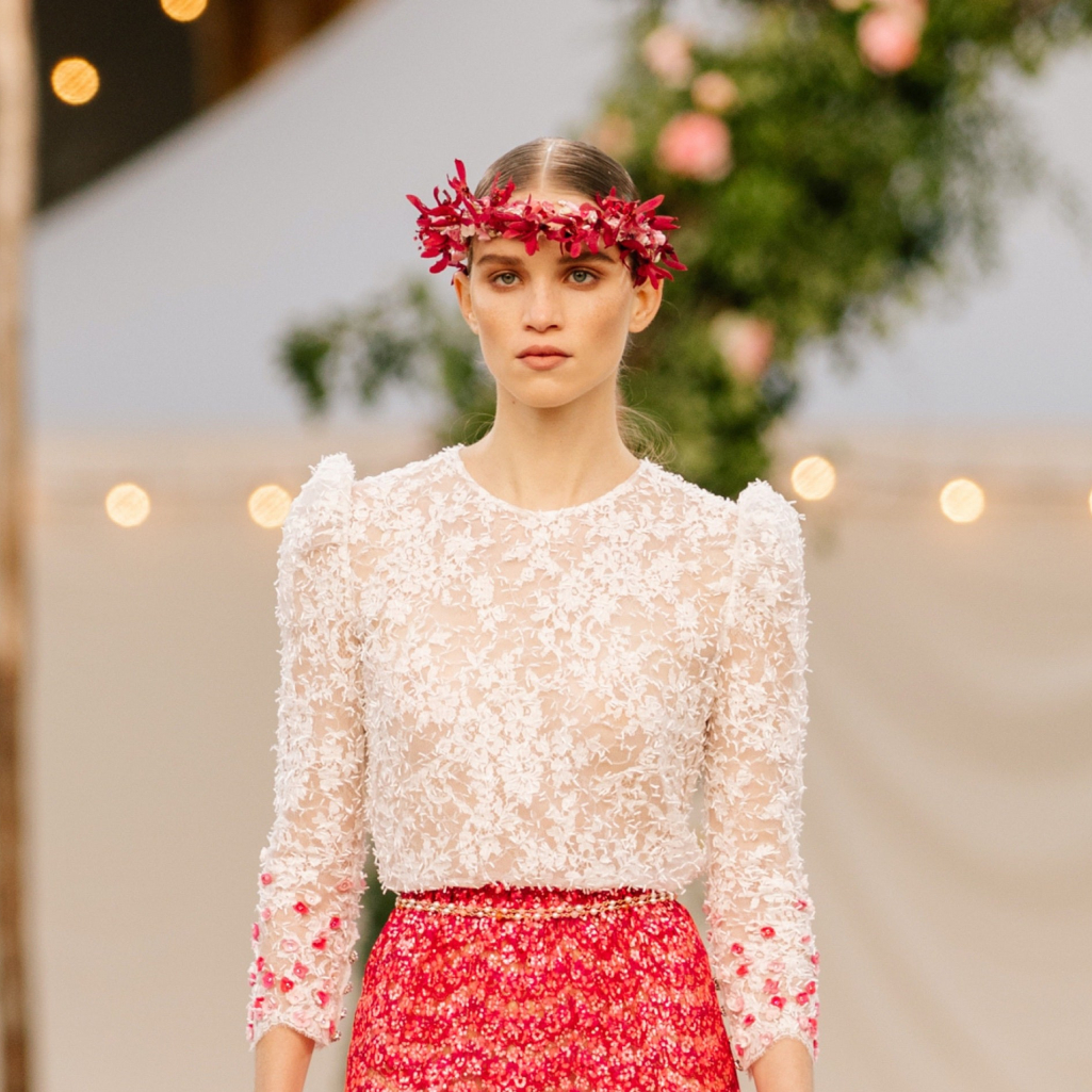 Chanel: H Virgine Viard οραματίστηκε για τη συλλογή της έναν μποέμ γάμο στην εξοχή