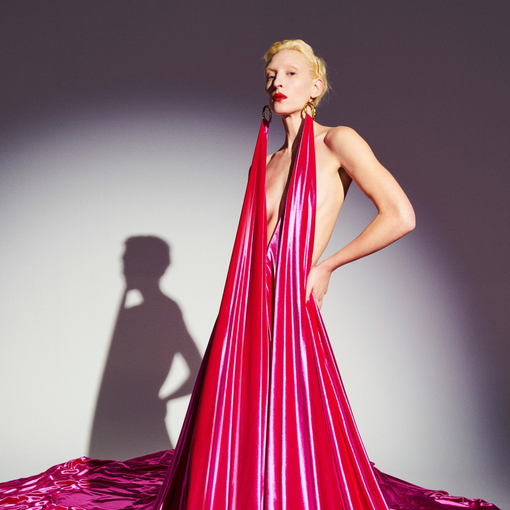 Haute Couture Week: O οίκος Schiaparelli παρουσίασε φορέματα με six packs και χρυσά βρέφη που θηλάζουν