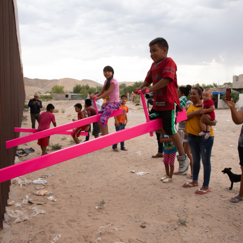 «Design of the Year»: Ροζ τραμπάλες ενώνουν συμβολικά τα σύνορα ΗΠΑ-Μεξικού   