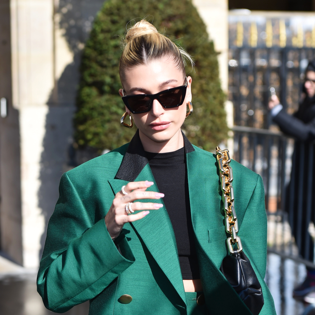 Hailey Bieber: Ένα αξέχαστο hair style του 2000 είναι η απόλυτη έμπνευση για τα χτενίσματά μας