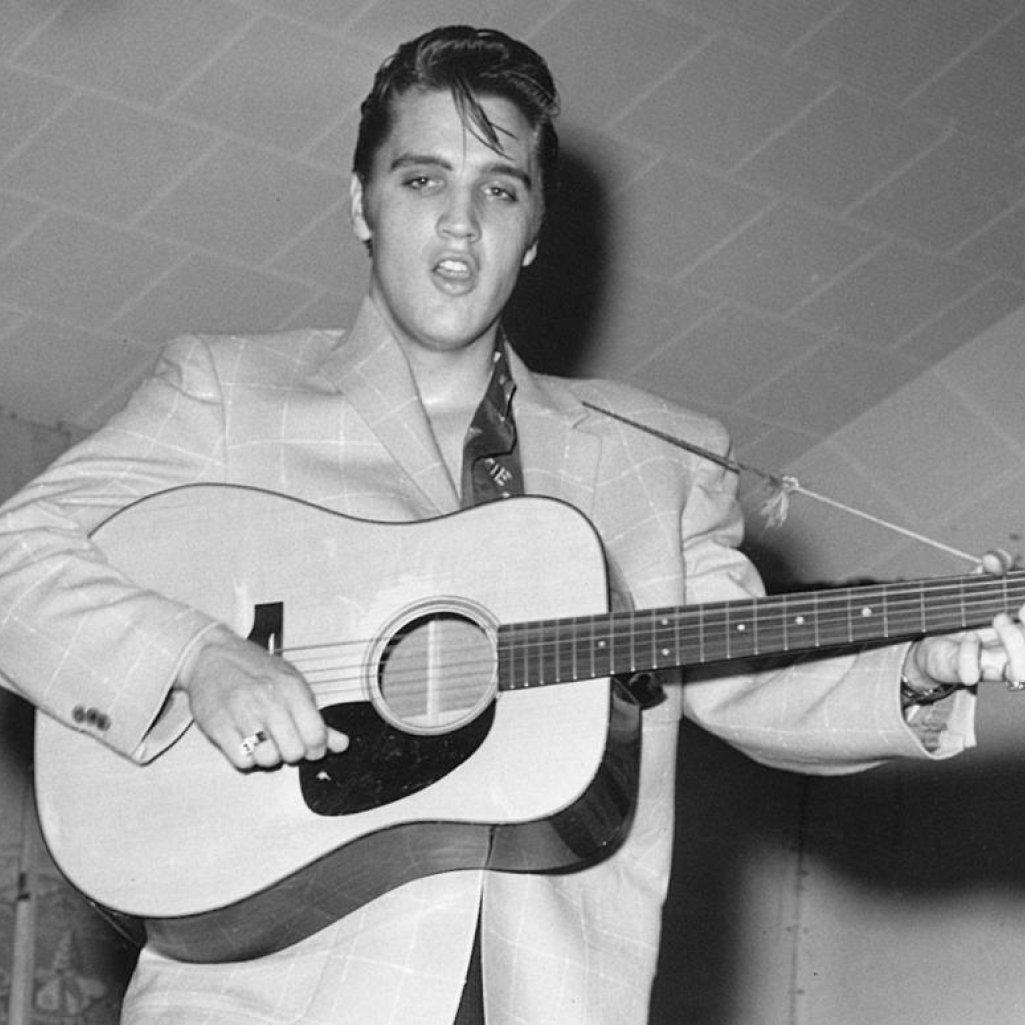 Elvis Presley: Οι θυελλώδεις έρωτες του θρύλου της μουσικής και η «μητρική αγκαλιά» που αναζητούσε σε κάθε σχέση  