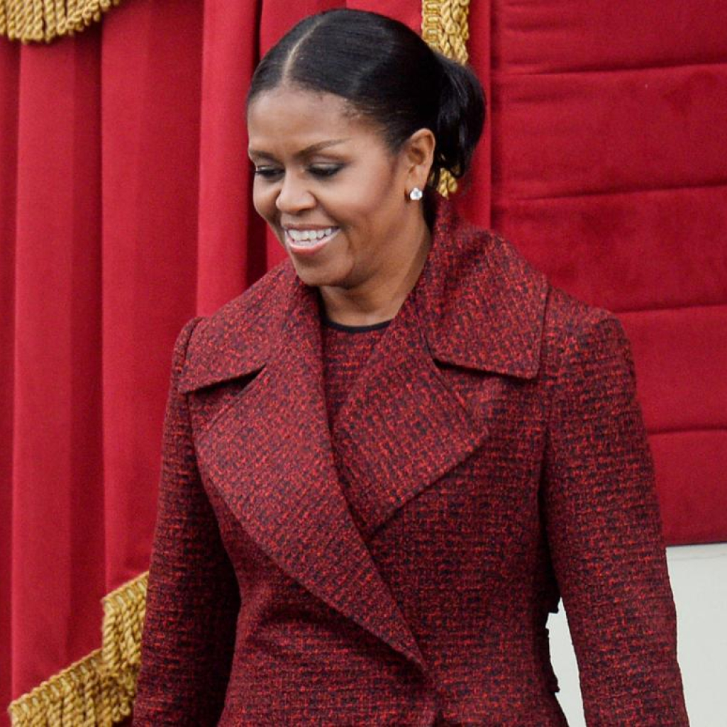 Η Michelle πίσω από την Obama και την πρώτη Αφροαμερικανίδα πρώην Πρώτη Κυρία των ΗΠΑ