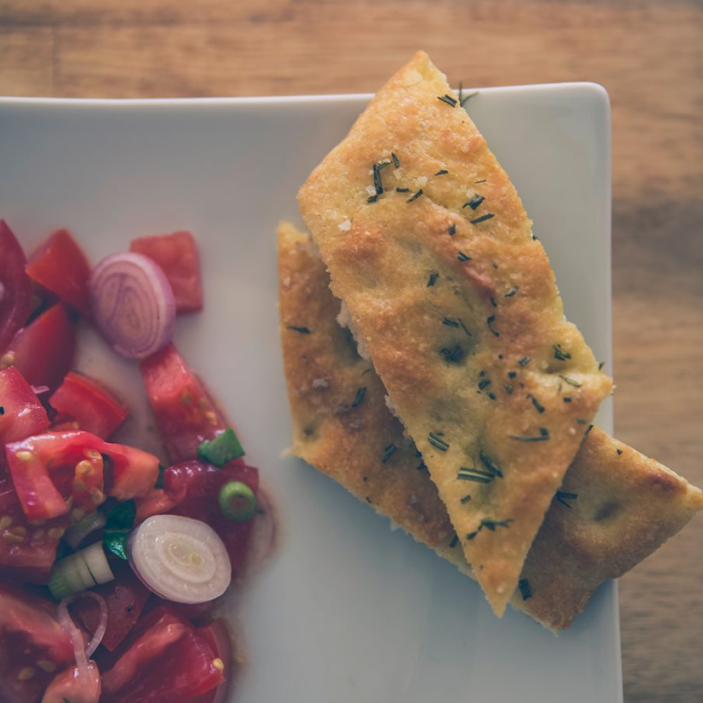 Κλασική, αυθεντική ιταλική focaccia με πατάτα και δενδρολίβανο