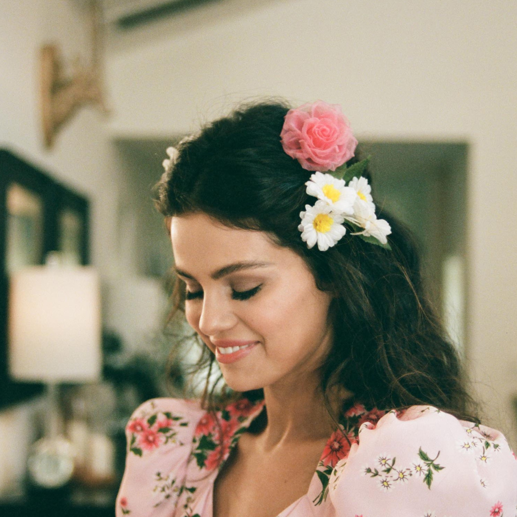 H Selena Gomez φέρνει την άνοιξη με ένα ονειρεμένο φόρεμα στο νέο της video clip