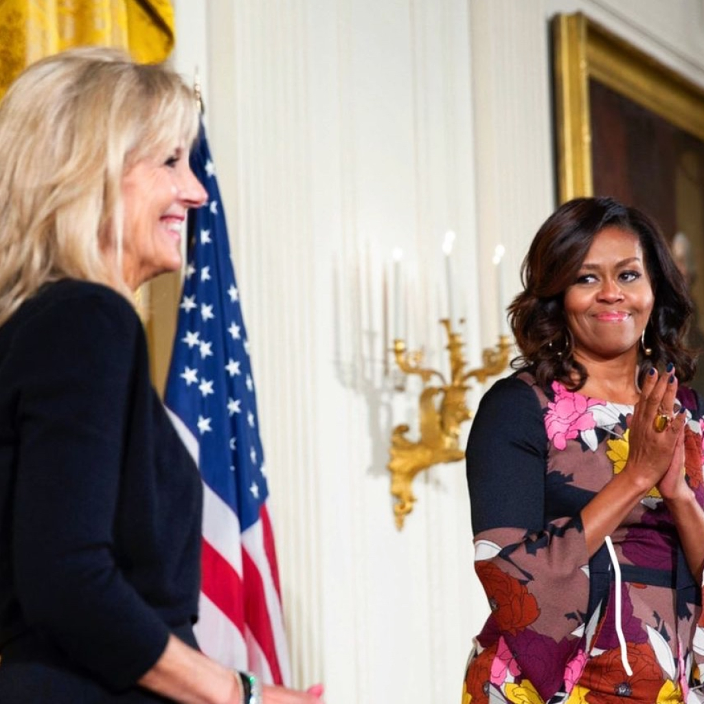 Το συμβολικό δώρο που έκανε η Jill Biden και ενθουσίασε τη Michelle Obama 
