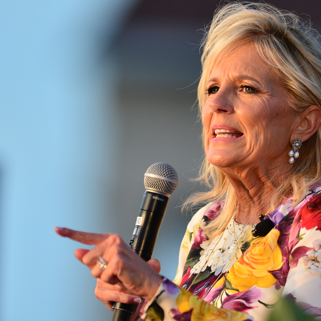 H Jill Biden φόρεσε το πιο girly αξεσουάρ μαλλιών και το Ιnternet την αποθέωσε