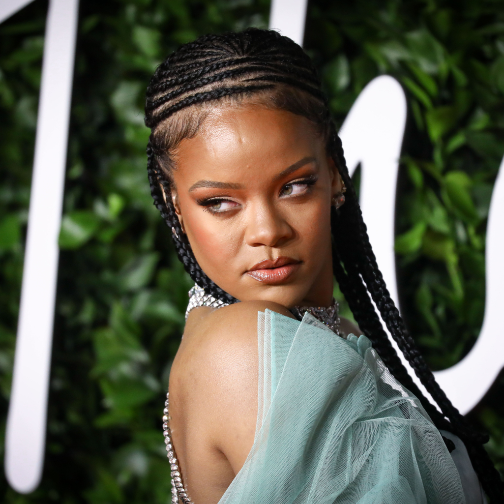 Η Rihanna ποζάρει στην πισίνα, κοιτάζει "κατάματα" το φακό και παρουσιάζει το βιβλίο της