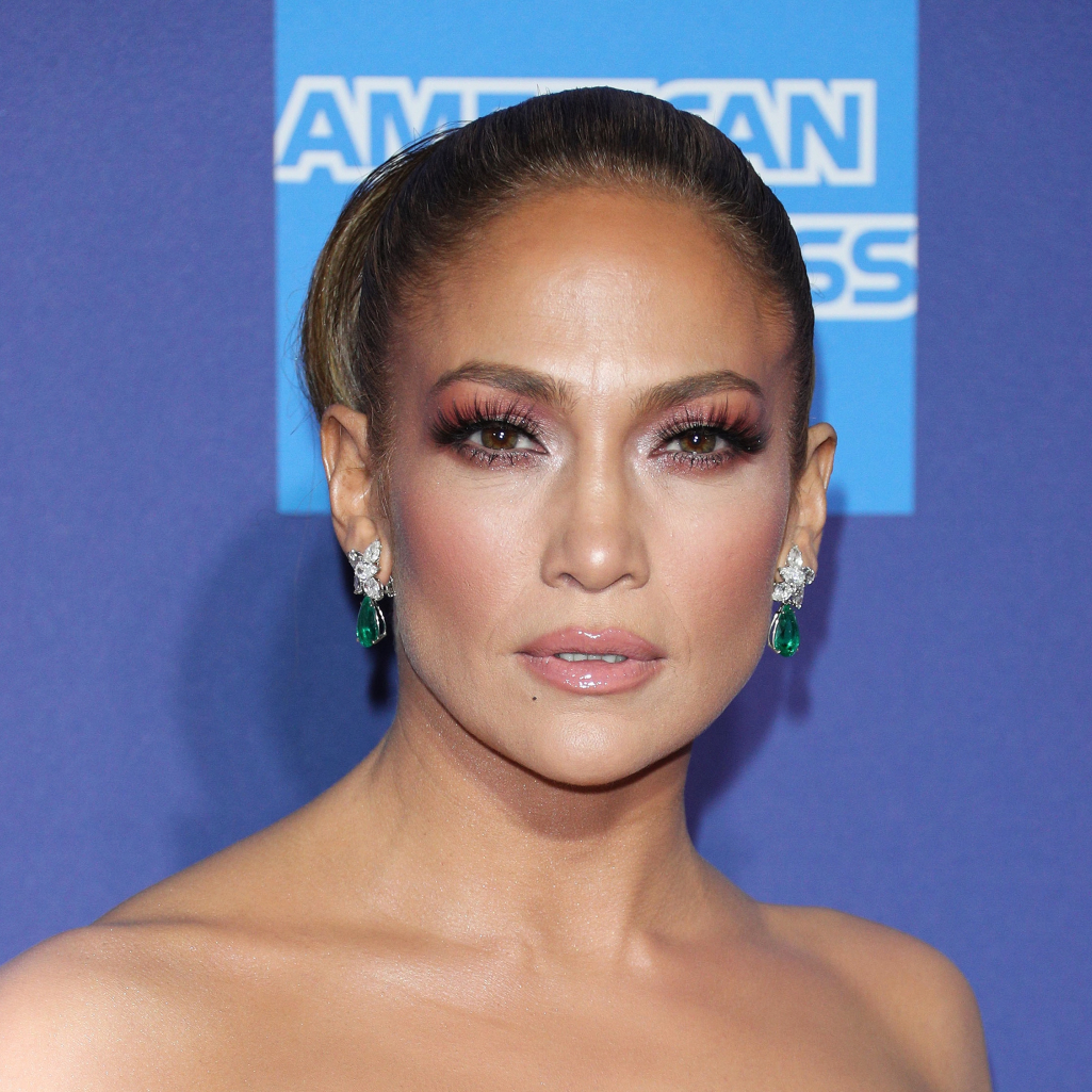 Η Jennifer Lopez έκανε έκπληξη στους θαυμαστές της και εμφανίστηκε με νυφικό
