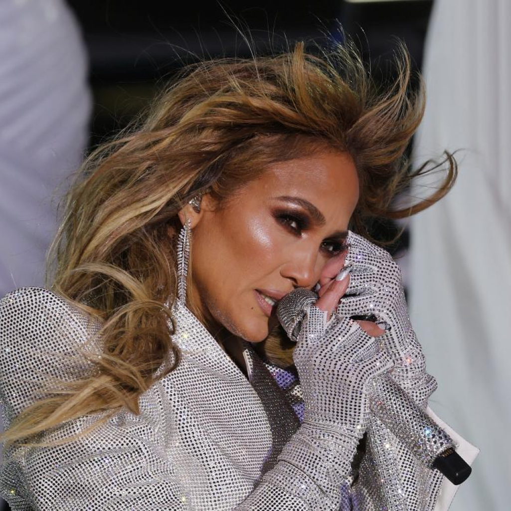 H Jennifer Lopez υιοθέτησε την πιο chic απόχρωση της σεζόν στα νύχια της
