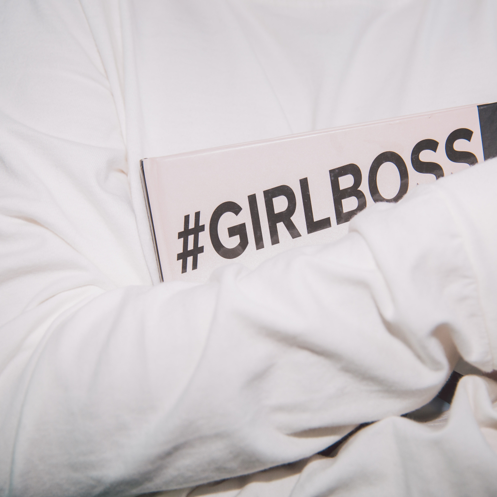 «Girlboss»: Η ιστορία της Sophia Amoruso που κατάφερε να δημιουργήσει μια εταιρεία εκατομμυρίων από το δωμάτιο της