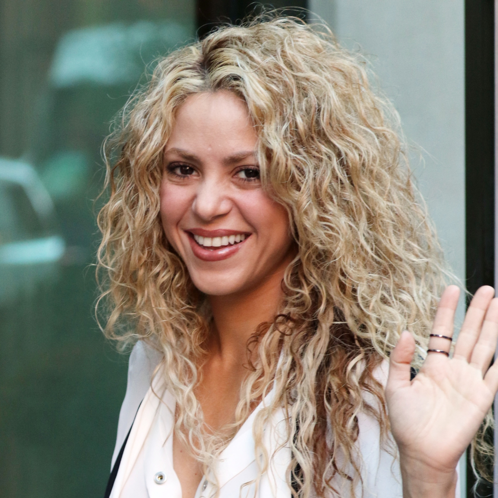 H Shakira αποχαιρέτησε τα ξανθά μαλλιά της και είναι αγνώριστη