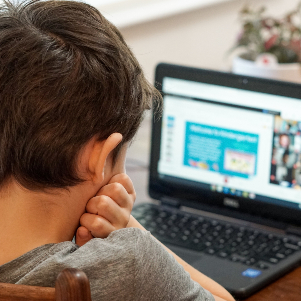 Cyberbullying: Τα κυριότερα «σημάδια» ότι το παιδί σας έχει πέσει θύμα ηλεκτρονικού εκφοβισμού και τι να κάνετε
