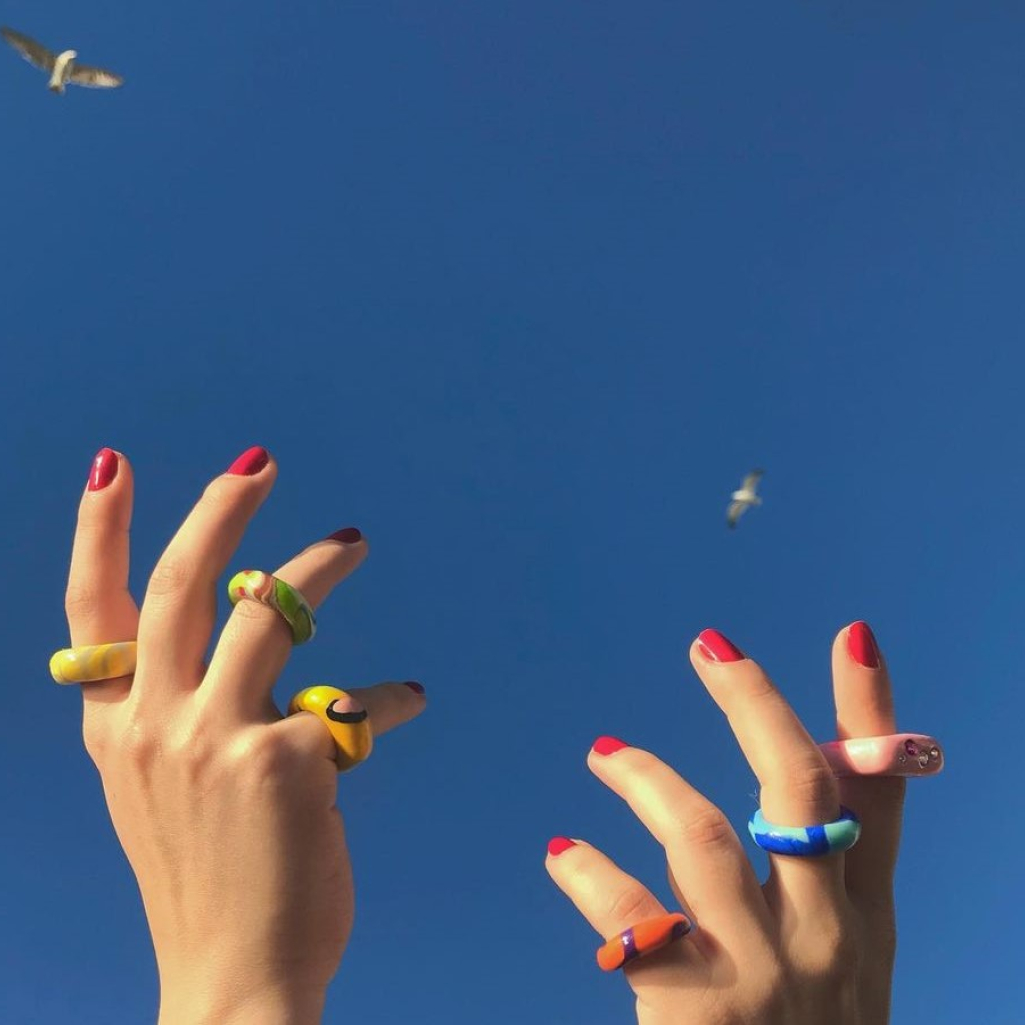 Plastic Rings: Τα ωραιότερα δαχτυλίδια της φετινής άνοιξης θα βγάλουν το παιδί από μέσα μας
