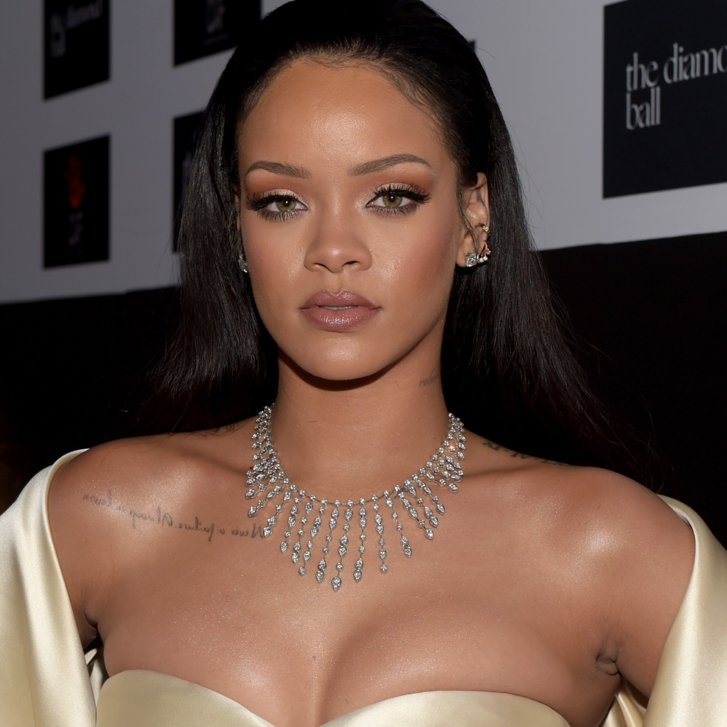 H Rihanna ποζάρει για τη νέα καμπάνια Savage x Fenty με κοσμήματα Έλληνα designer