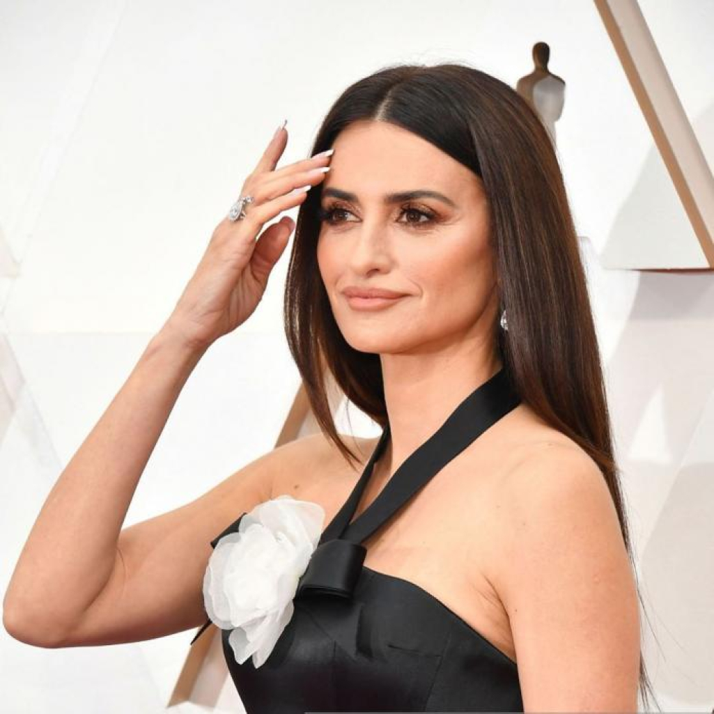 Penelope Cruz: Έκοψε τα μαλλιά της στο πιο κομψό κοντό καρέ