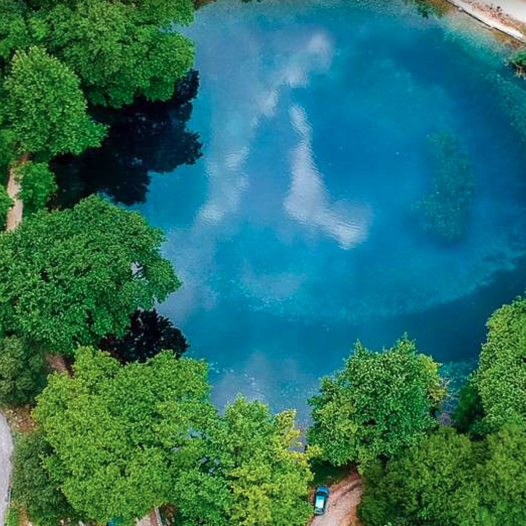 Πηγές Λούρου: Η κρυμμένη γαλάζια λίμνη της Ηπείρου