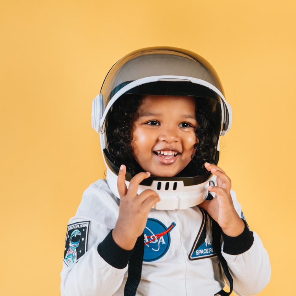 «Αστροναύτες δεν είναι μόνο άντρες»: 7χρονη «εκτοξεύει» τα στερεότυπα με έναν αυτοσχέδιο πύραυλο από το σπίτι της