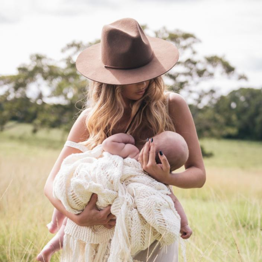 «Μια σφιχτή αγκαλιά, τίποτα άλλο και ξεχνάς τα πάντα»: Όλη η μαγεία της μητρότητας σε μια στιγμή θηλασμού