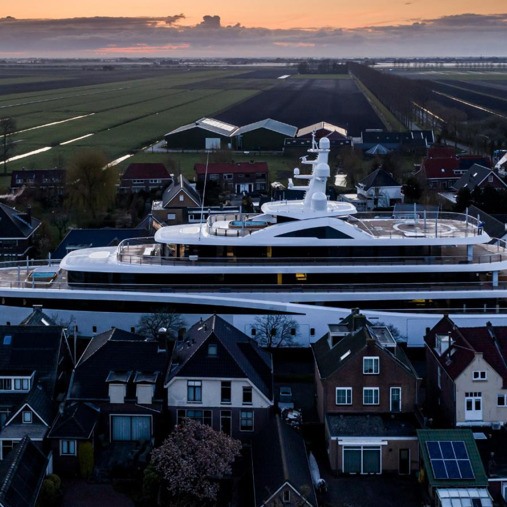 Ολλανδία: Ένα τεράστιο superyacht περνά από κανάλια ανάμεσα σε σπίτια και προκαλεί δέος
