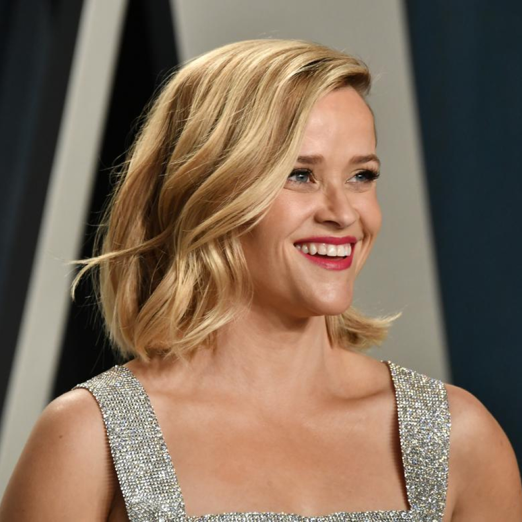 Reese Witherspoon: Αποχωρίζεται τις φόρμες της καραντίνας και αστειεύεται γι’αυτό στο Twitter